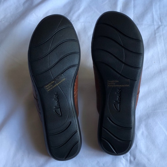 Brown Clark Clogs - Picture 2 of 3